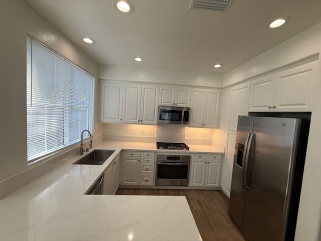 Building Photo - Beautiful Home near Schools & Shopping