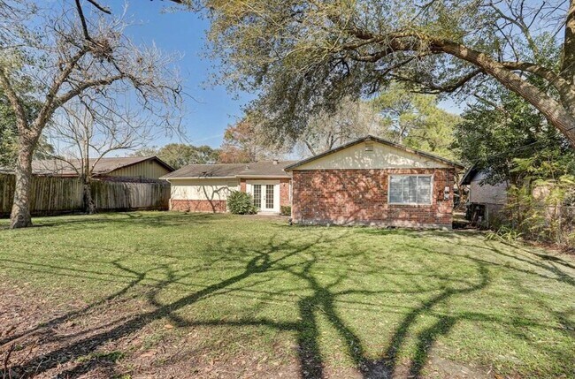 Foto del edificio - 5615 Arboles Dr