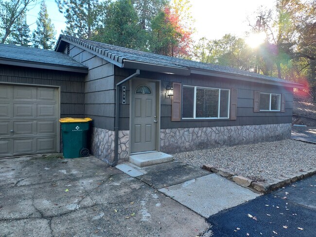 Building Photo - 957 Cottage St