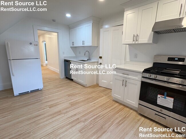 Building Photo - 9-11 Knapp St. Unit 3