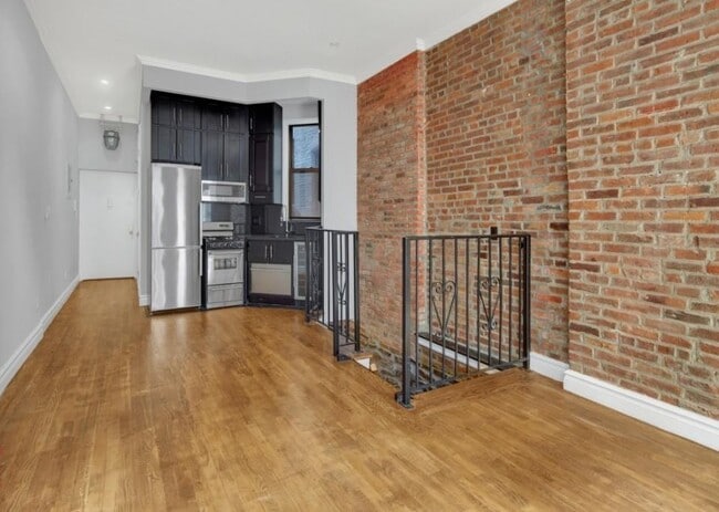 Building Photo - 250 Mott St