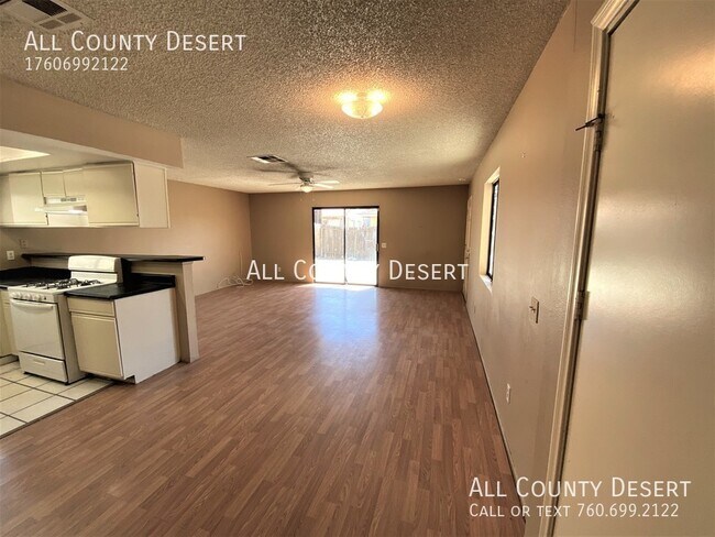 Foto del edificio - Two Bedroom/Two Bath Unfurnished Tri-Plex ...