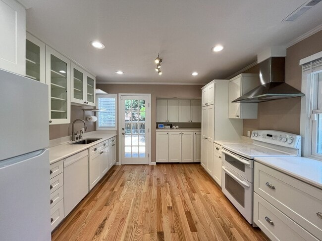 Building Photo - Updated 2 Bedroom Cottage with Hardwood Fl...