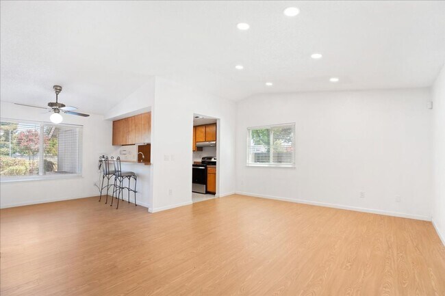 Foto del edificio - 7406 Rush River Dr