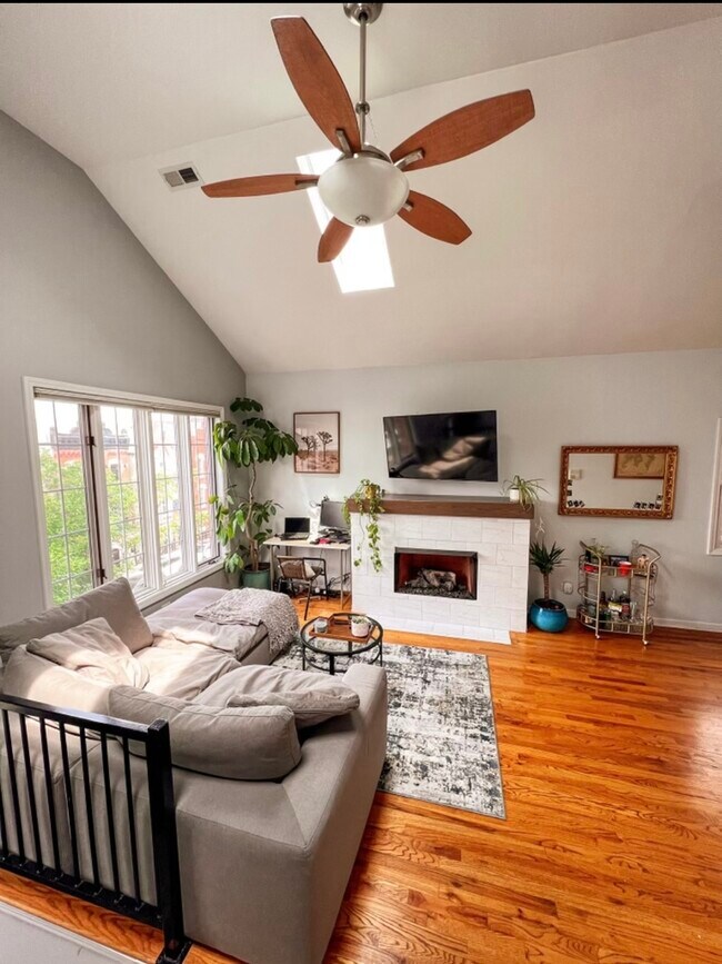 Living Room - 1333 N Bosworth Ave