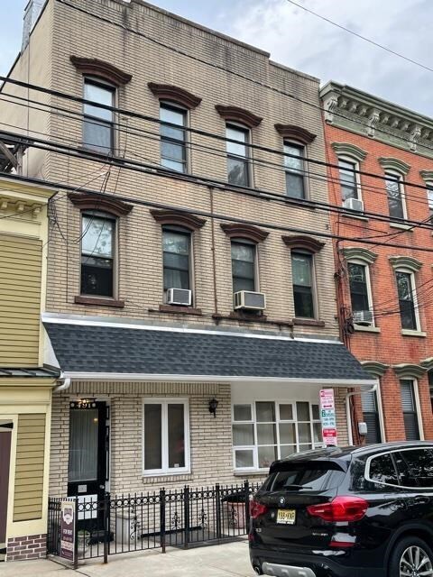 Foto principal - 491 Monmouth St