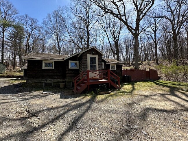 Building Photo - 183 Quaker Hill Rd