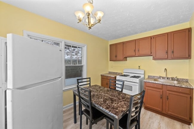 Building Photo - 20 Temple St