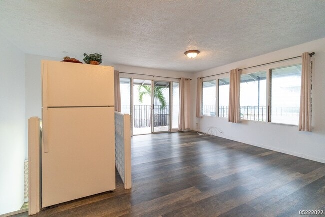 Building Photo - Spacious 1BR/1BA/1PKG near Waikele