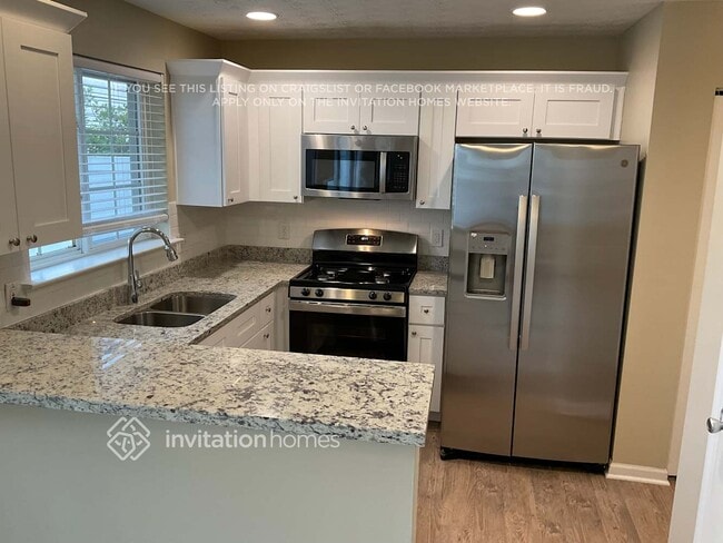 Building Photo - 573 W Oaks Dr