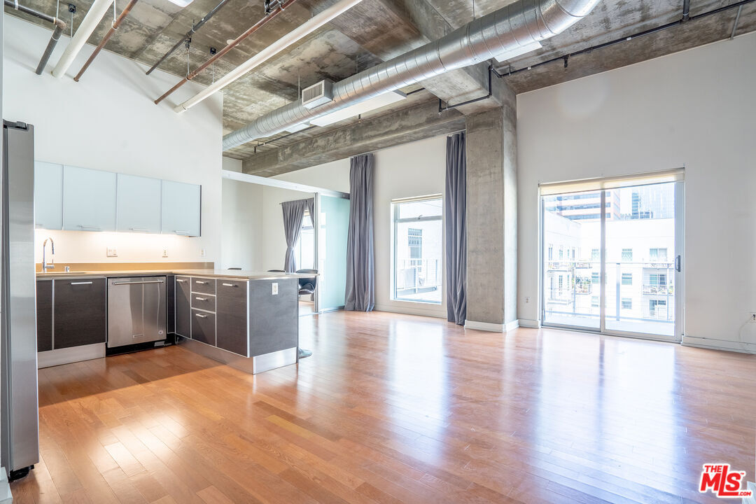 Foto principal - 645 W 9th St
