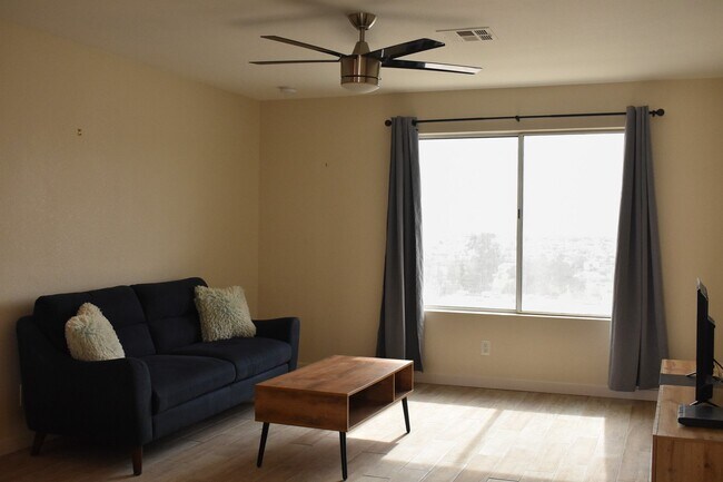 Foto del edificio - 2056 Mesquite Ln
