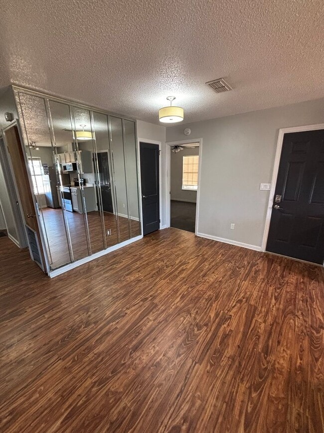 Building Photo - Spacious 4-Bed, 2-Bath Home with Yard and ...