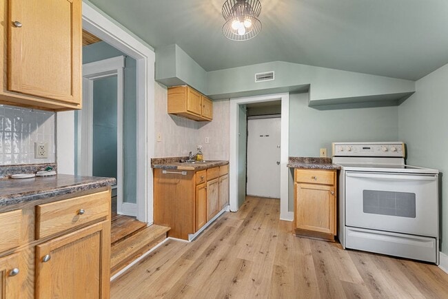 Building Photo - Original Charm with Modern Updates. PETS WELCOME