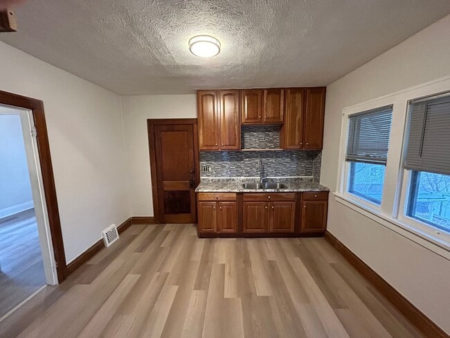 Foto del edificio - 4319 Stickney Ave