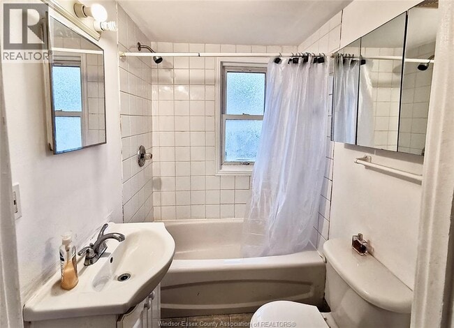 Building Photo - 672 Tournier St