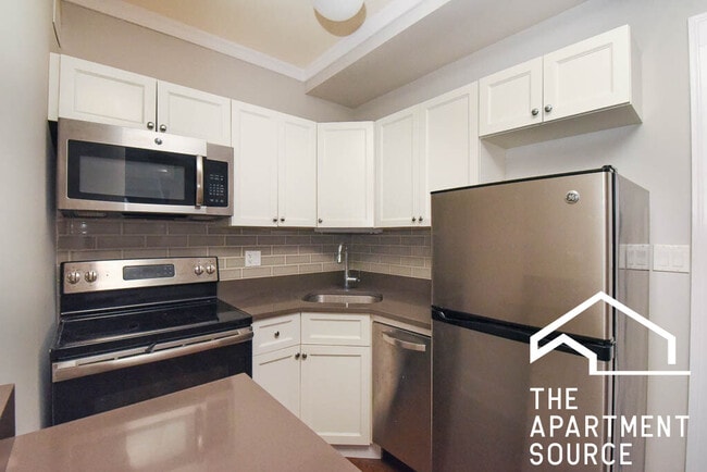 Building Photo - 817 W Lakeside Pl