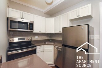 Building Photo - 817 W Lakeside Pl