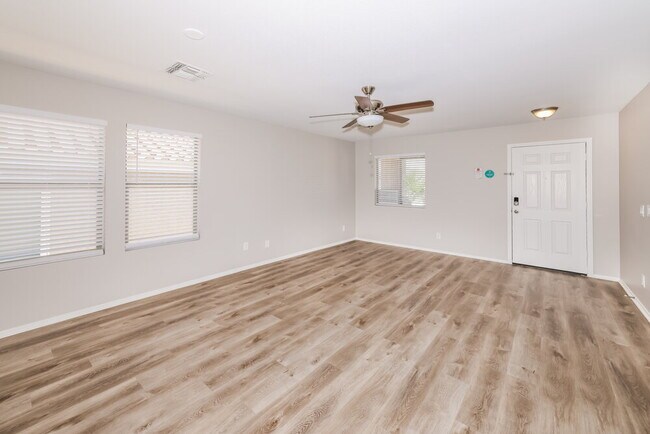 Foto del edificio - 10521 W Robin Ln