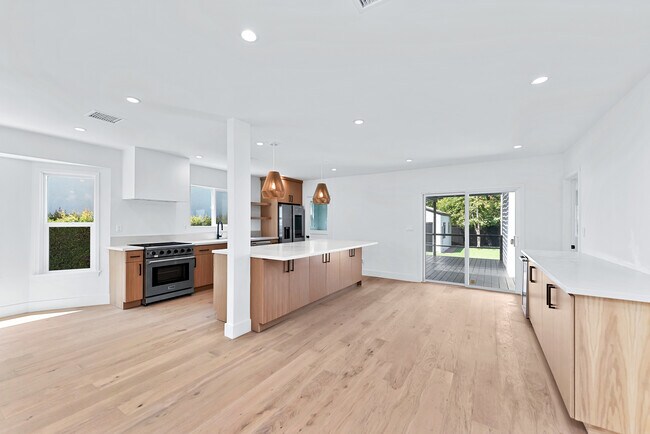 Building Photo - 619 S Gretna Green Way