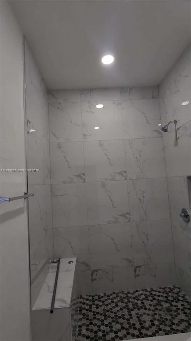 Building Photo - 1375 NE 135th St