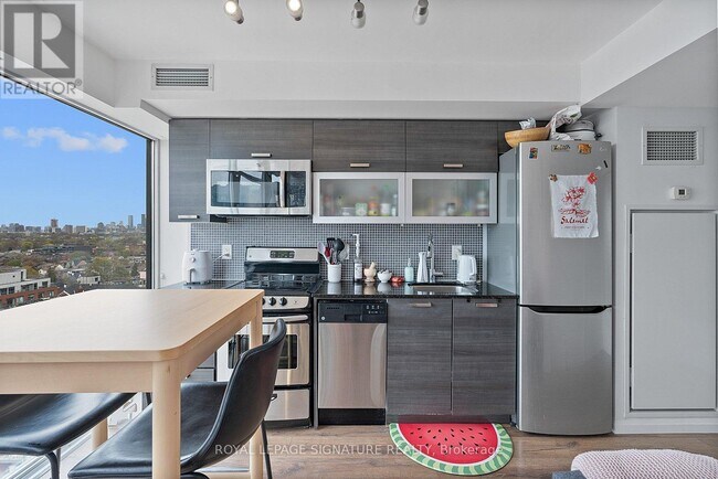 Building Photo - 36 Lisgar St