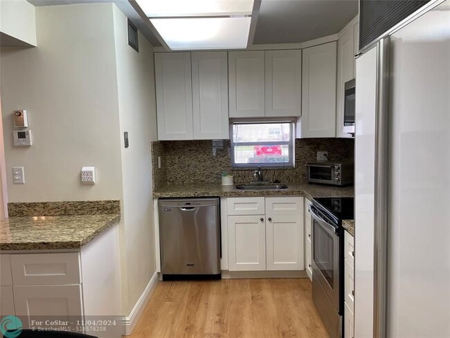 Building Photo - 9500 N Hollybrook Lake Dr