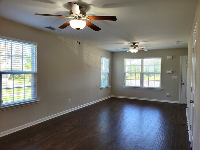 Foto del edificio - Highly desirable end unit in sought after Cobblestone in Goodlettsville!