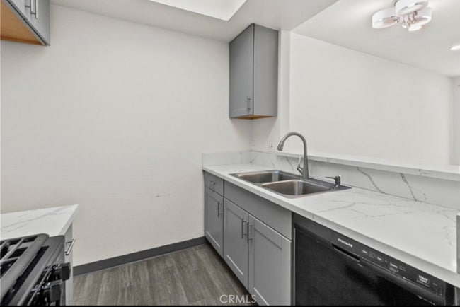 Foto del edificio - 19350 Sherman Way