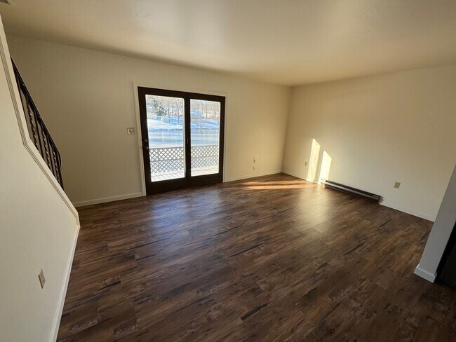 Building Photo - Town Home