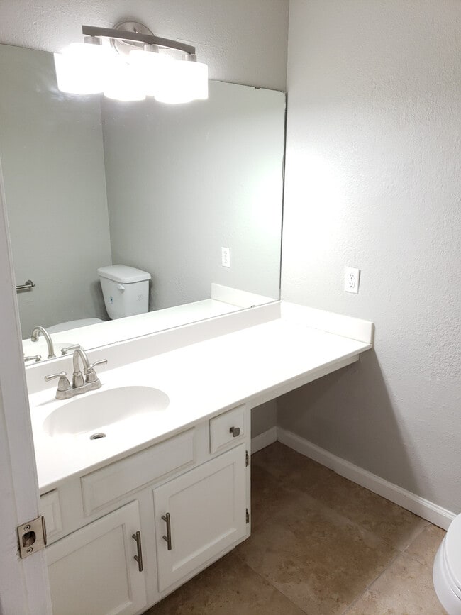 Building Photo - Emerald Apartments