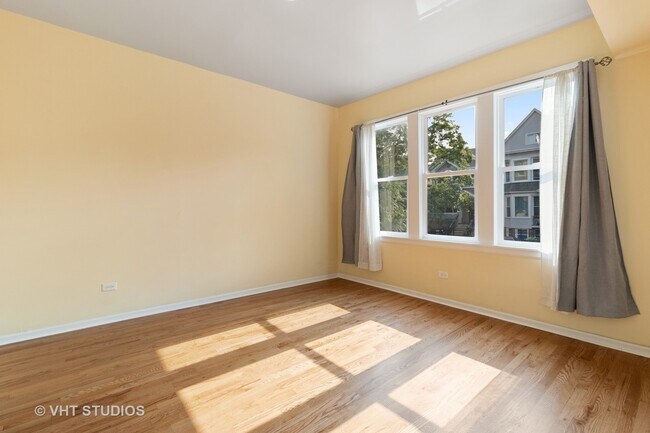 Building Photo - 3329 N Leavitt St