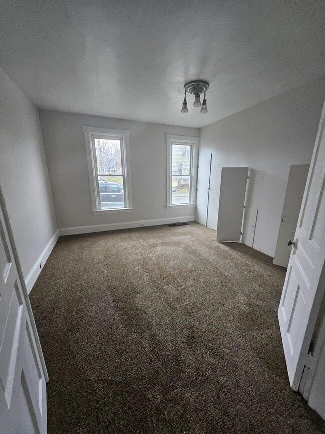 Building Photo - Lower 3 bedroom west side