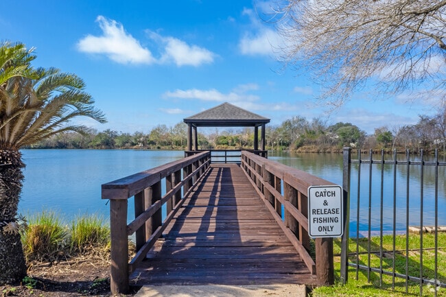 Building Photo - LakeVue Apartments