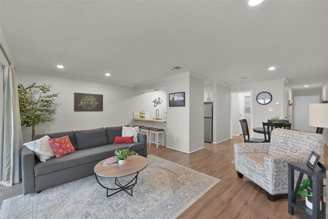 Building Photo - 3900 Aspen Dr