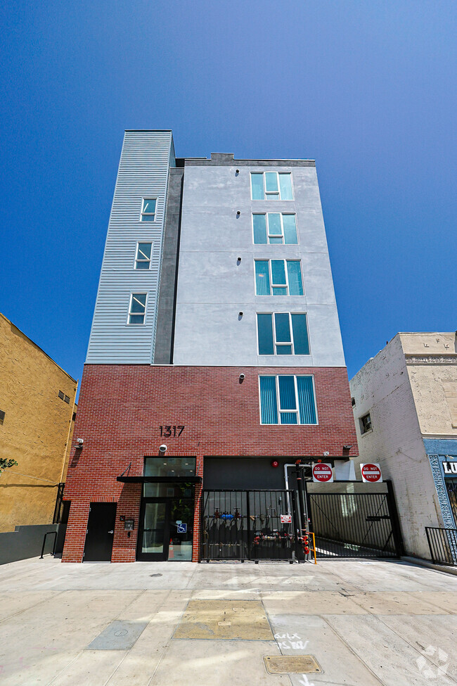 Building Photo - 1317 W Jefferson Blvd