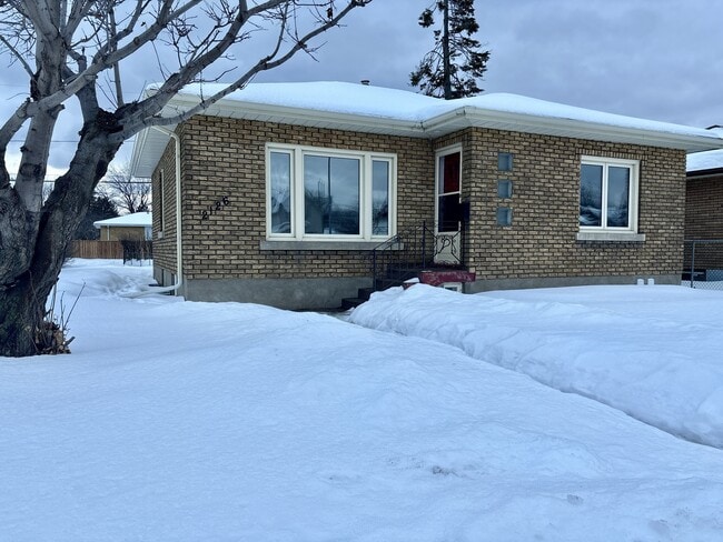 Building Photo - 2126 Arthur St E