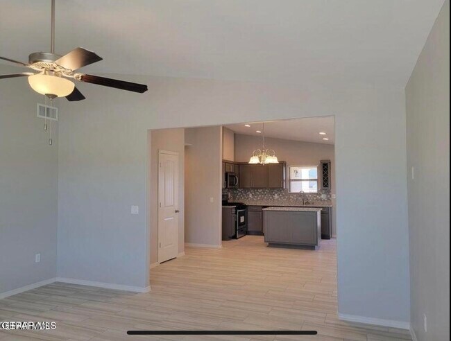 Building Photo - 15017 Dream Ct