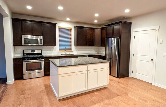Foto del edificio - $1000 MOVE-IN SPECIAL - NEWER 4+ Bedroom H...