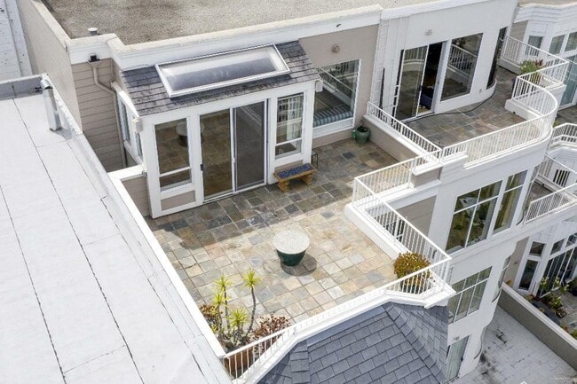 Building Photo - 121 Divisadero St
