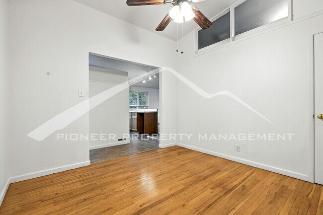 Foto del edificio - Charming Duplex with Washer/Dryer and Fenc...