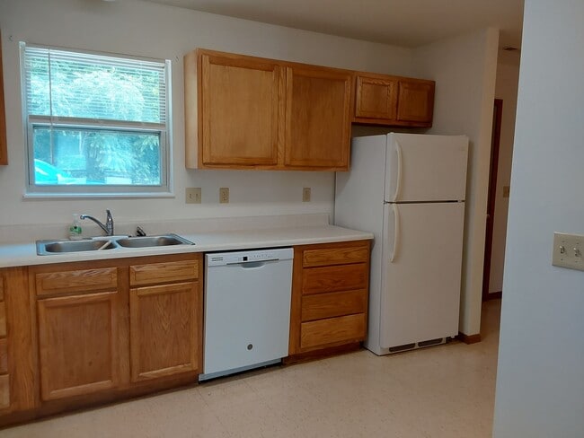 Building Photo - 3 BR