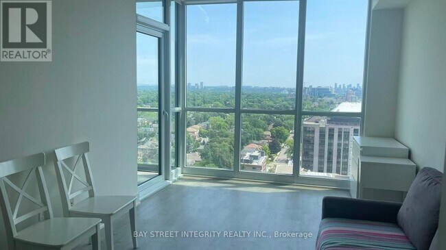 Photo du bâtiment - 88 Sheppard Ave E