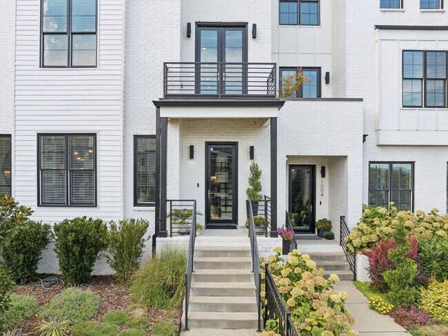 Foto del edificio - Experience elevated living in this beautifully crafted brick residence located in the heart of Ed...