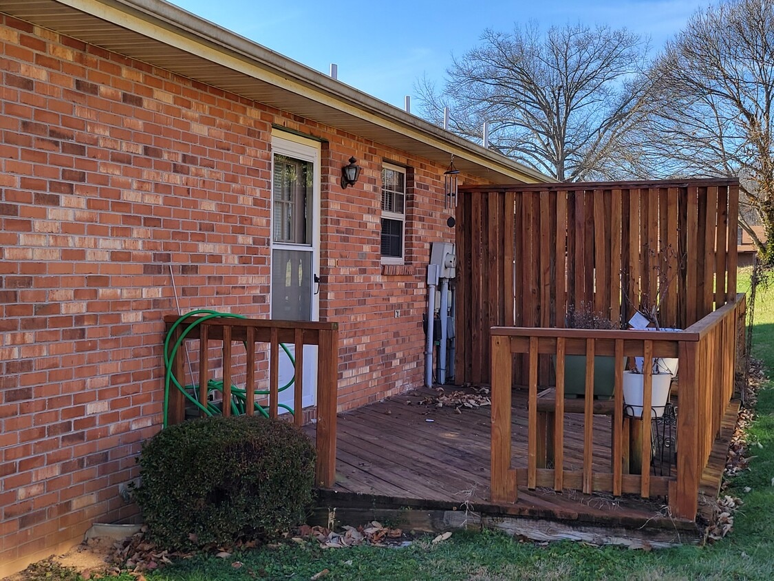 Primary Photo - 419 Barker Ln