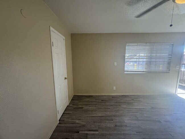Building Photo - 4360 Twin View Cir