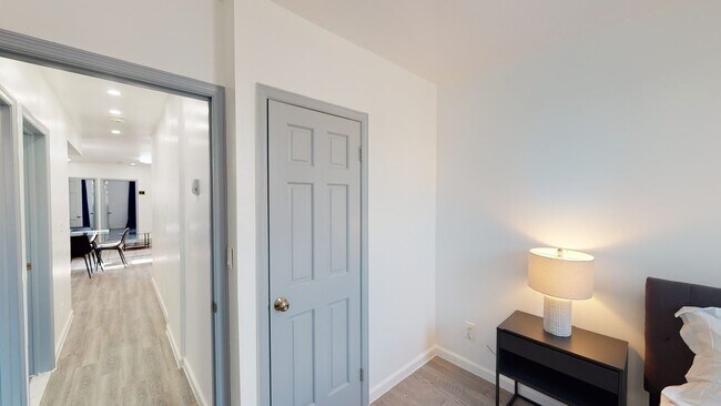 Foto del edificio - Queen room in 4-bed/2.0-bath Home