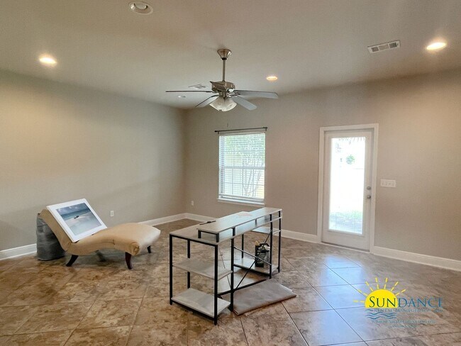 Building Photo - Great 3 Bedroom Townhouse in Navarre!