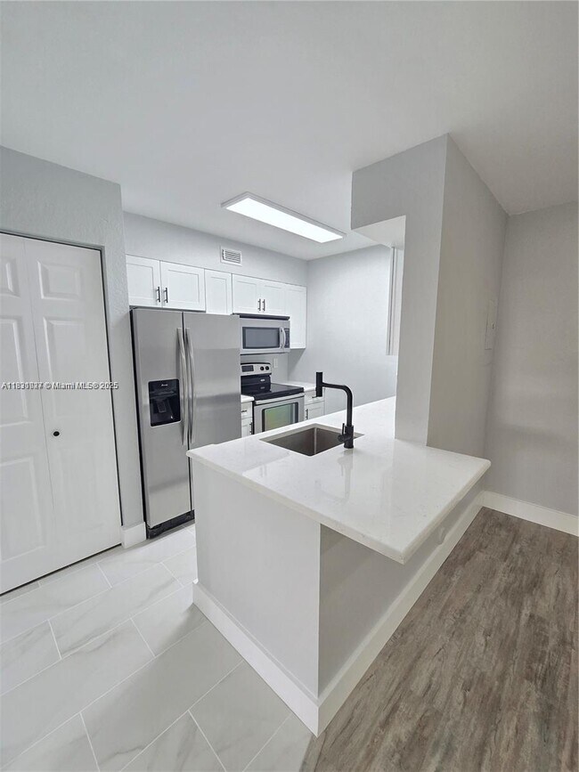 Foto del edificio - 2831 N Oakland Forest Dr