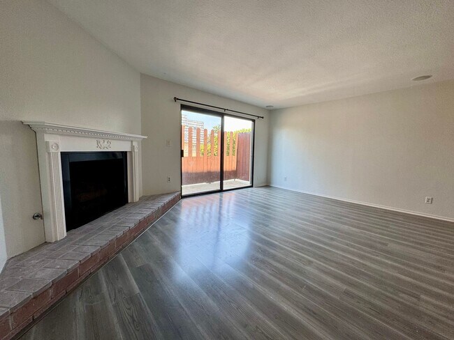 Building Photo - Light and Bright Townhouse-style condo in ...